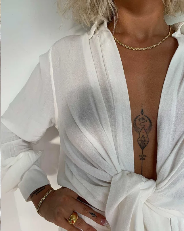 Λιτές γραμμές, bold vibes. Το twisted chain και το statement δαχτυλίδι μιλούν από μόνα τους.
#LilithsJewelry #BoldAndChic #DetailsMatter